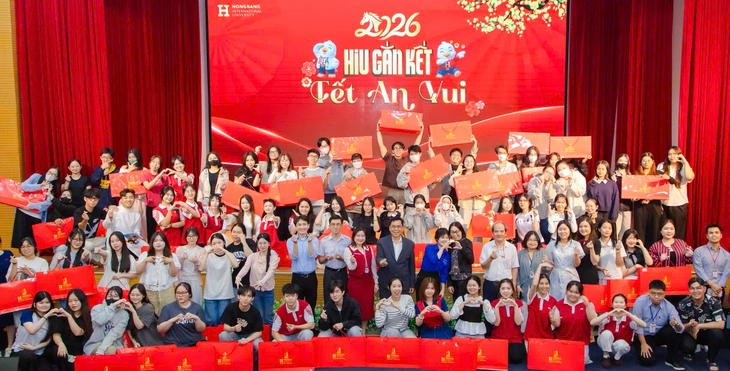 Trường đại học Quốc tế Hồng Bàng tổ chức chương trình HIU gắn kết - Tết an vui tặng quà cho sinh viên - Ảnh: P.P.

