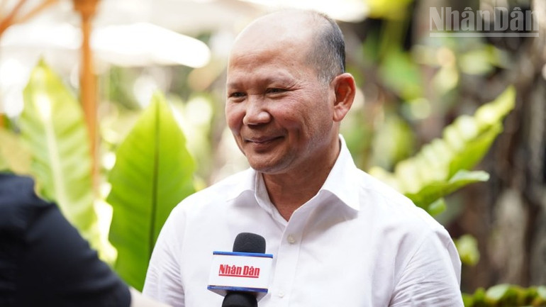 Thạc sĩ Uch Leang, Quyền Vụ trưởng Vụ Nghiên cứu châu Á-châu Phi và Trung Đông, Viện Quan hệ quốc tế, Viện Hàn lâm Hoàng gia Campuchia, Chủ tịch Hội cựu sinh viên Campuchia học tại Việt Nam. (Ảnh: ĐINH TRƯỜNG)