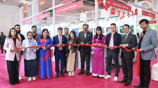 Các đại biểu cắt băng khai trương khu trưng bày của các doanh nghiệp Việt Nam tại Hội chợ.
﻿(Ảnh do Thương vụ Việt Nam tại Ấn Độ cung cấp)