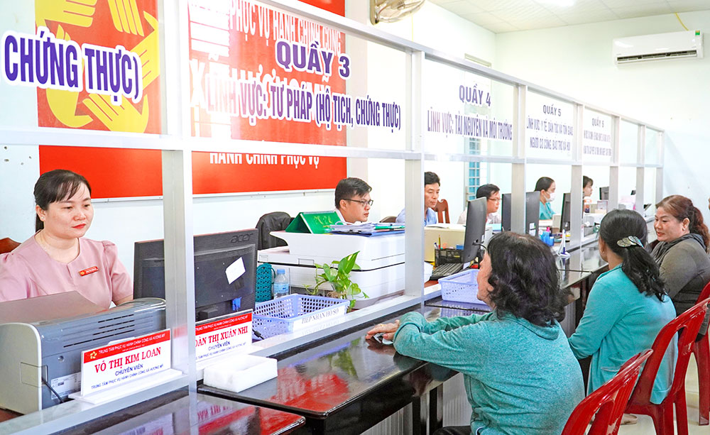 Cán bộ, công chức Trung tâm Phục vụ hành chính công xã Hương Mỹ nêu cao tinh thần trách nhiệm phục vụ người dân, doanh nghiệp.