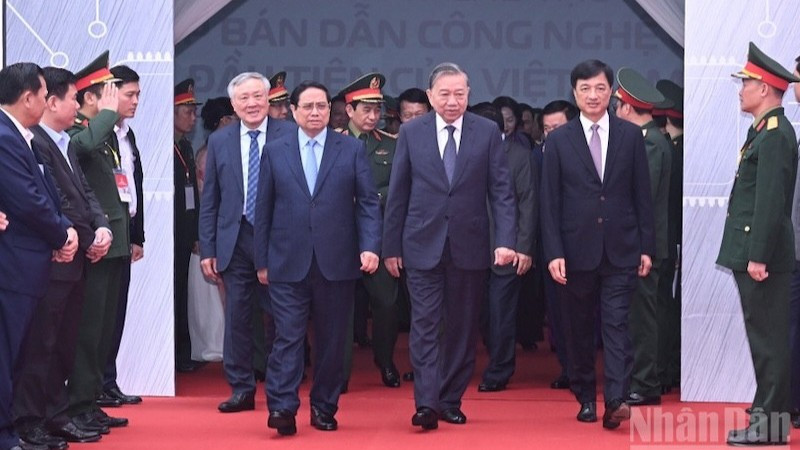 Tổng Bí thư Tô Lâm, Thủ tướng Chính phủ Phạm Minh Chính và các đồng chí lãnh đạo Đảng, Nhà nước tới dự Lễ khởi công Nhà máy chế tạo chip bán dẫn công nghệ cao của Tập đoàn Viettel. (Ảnh: TRẦN HẢI)
