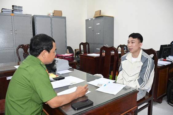 Cơ quan Công an ghi lời khai đối tượng Lê Long Hải.