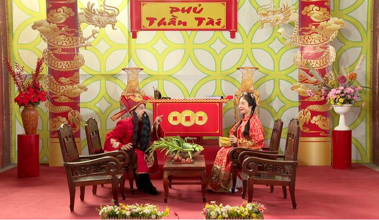 Vợ Thổ địa (nghệ sĩ Việt Trang) “bày trò” giúp đỡ anh Hùng.