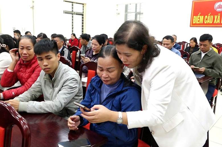 Người dân được hướng dẫn các bước gửi ý kiến góp ý đối với các dự thảo văn kiện trình Đại hội đại biểu toàn quốc lần thứ XIV của Đảng Cộng sản Việt Nam trên ứng dụng VneID. (Ảnh: DUY LINH/Báo Nhân Dân)