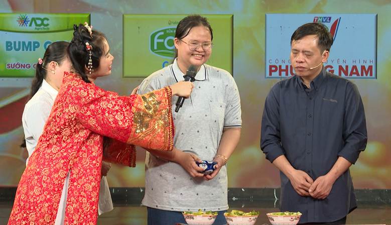 Anh Hùng cùng con tham gia thử thách tìm tô canh chua vợ nấu.