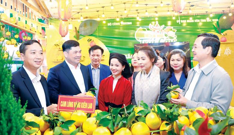 Các đồng chí lãnh đạo tỉnh thăm khu trưng bày trái cây và sản phẩm OCOP tại Lễ hội trái cây Bắc Ninh 2025. Ảnh: Thế Đại/Báo Bắc Ninh