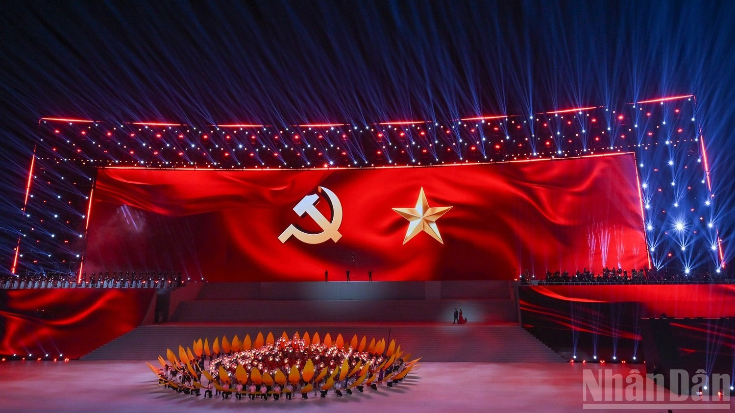 Dưới lá cờ vẻ vang của Đảng, toàn dân tộc Việt Nam đoàn kết, chung sức để thực hiện thành công Nghị quyết Đại hội XIV. (ẢNH: ĐĂNG KHOA-THỦY NGUYÊN)