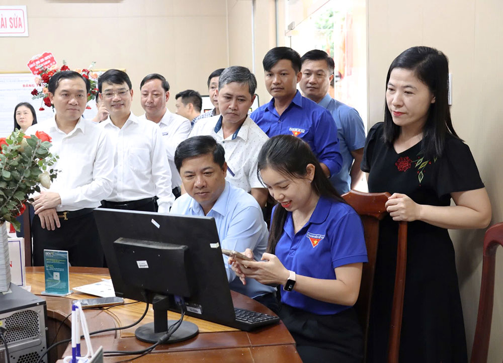 Phó Bí thư Tỉnh ủy, Chủ tịch UBND tỉnh Tạ Anh Tuấn kiểm tra công tác chuẩn bị Lễ thông xe kỹ thuật Dự án thành phần 3 thuộc Dự án cao tốc Khánh Hòa - Buôn Ma Thuột ngày 18/12/2025. Ảnh: Hoàng Tuyết