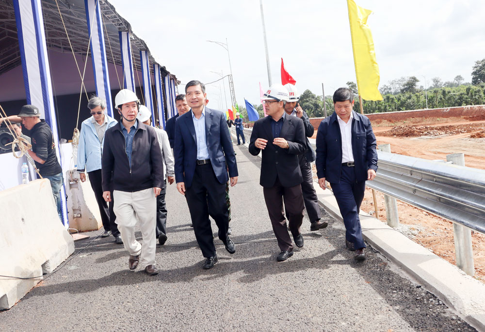 Bí thư Tỉnh ủy Đắk Lắk Lương Nguyễn Minh Triết kiểm tra hoạt động tiếp nhận và giải quyết thủ tục hành chính tại Trung tâm Phục vụ hành chính công phường Ea Kao. Ảnh: Hồng Chuyên