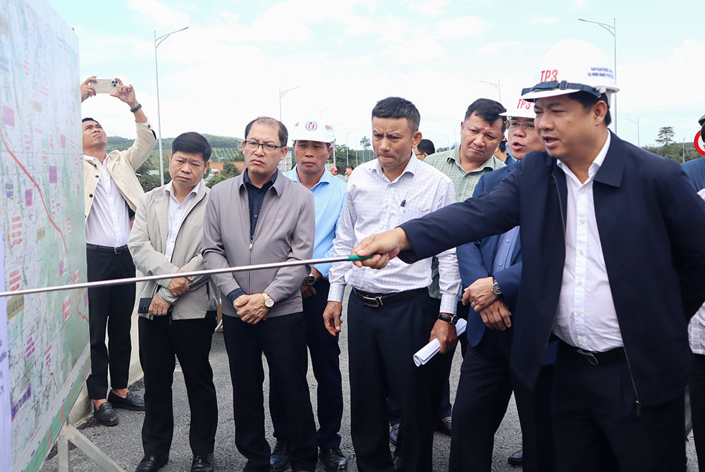 Ủy viên dự khuyết Ban chấp hành Trung ương Đảng, Bí thư Tỉnh ủy Lương Nguyễn Minh Triết kiểm tra thực địa Dự án thành phần 3 thuộc Dự án cao tốc Khánh Hòa - Buôn Ma Thuột. Ảnh: Hoàng Tuyết