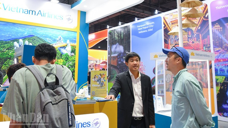 Khách tham quan gian hàng của Vietnam Airlines tại hội chợ. (Ảnh: XUÂN SƠN)
