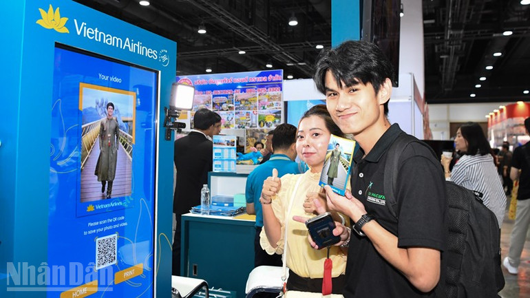 Khách tham quan thích thú khám phá các gian hàng tại TITF lần thứ 31. (Ảnh: XUÂN SƠN)
