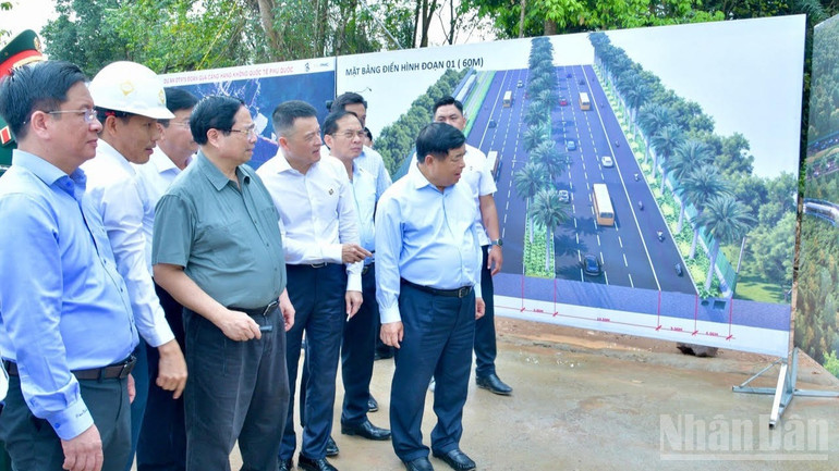 Thủ tướng Phạm Minh Chính thị sát tiến độ xây dựng Dự án Đường tỉnh ĐT.975 đoạn qua Cảng hàng không quốc tế Phú Quốc. (Ảnh: THANH GIANG)