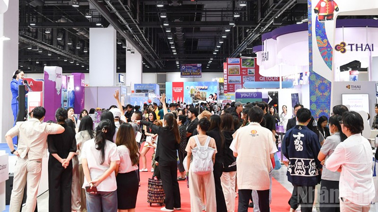 Hội chợ thu hút đông đảo khách tham quan. (Ảnh: MINH THẮNG)
