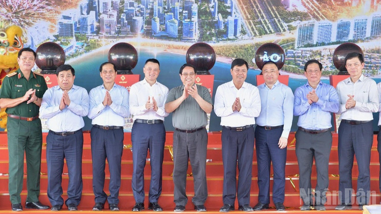 Thủ tướng Phạm Minh Chính và các đồng chí lãnh đạo, đại biểu tham dự lễ khởi công. (Ảnh: THANH GIANG)