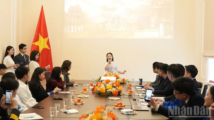 Tuổi trẻ Việt Nam tại Nga tự hào tiến bước dưới cờ Đảng