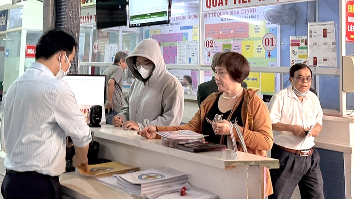 Người dân khám chữa bệnh tại Trạm Y tế phường Bình Lợi Trung (TP.HCM) - Ảnh: TỰ TRUNG

