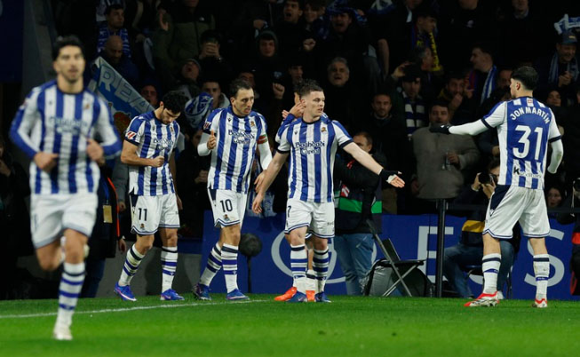 Niềm vui của Real Sociedad sau chiến thắng bất ngờ - Ảnh: REUTERS

