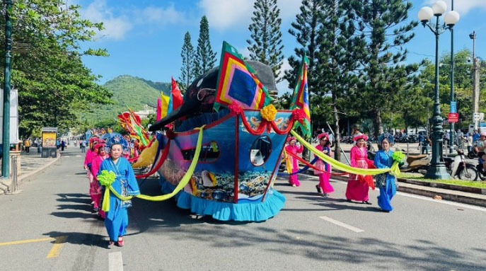 Đoàn diễu hành Nghinh Ông Thắng Tam trên đường phố Quang Trung sáng 7/10/2025.
