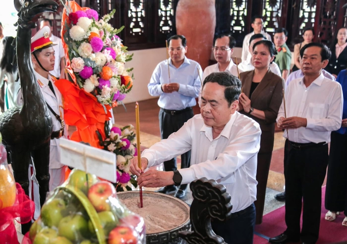 Chủ tịch Quốc hội Trần Thanh Mẫn viếng Chủ tịch HĐBT Phạm Hùng và Thủ tướng Chính phủ Võ Văn Kiệt