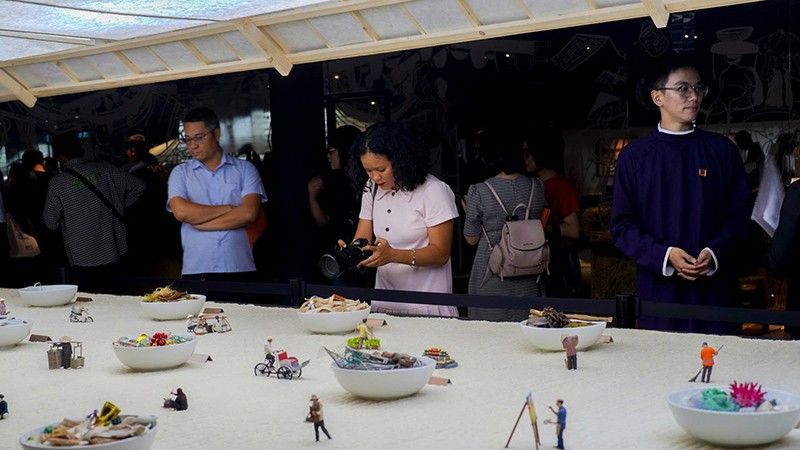 Du khách tham quan Bảo tàng Phở trong ngày khai trương. (Ảnh: PHẠM NGUYỄN)