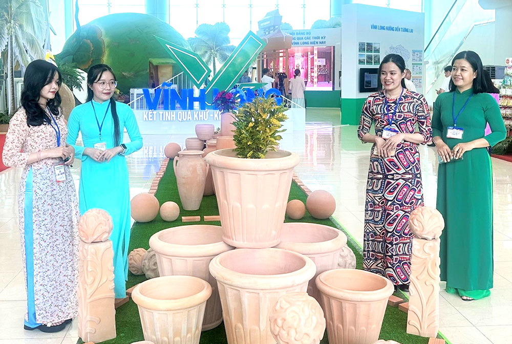 Phụ nữ học tập, rèn luyện, phát huy những giá trị văn hóa truyền thống.