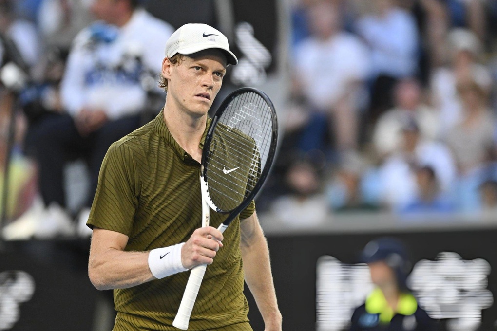 Jannik Sinner thể hiện phong độ chắc chắn ở trận đấu tại vòng 4 Australian Open (Ảnh: Getty).