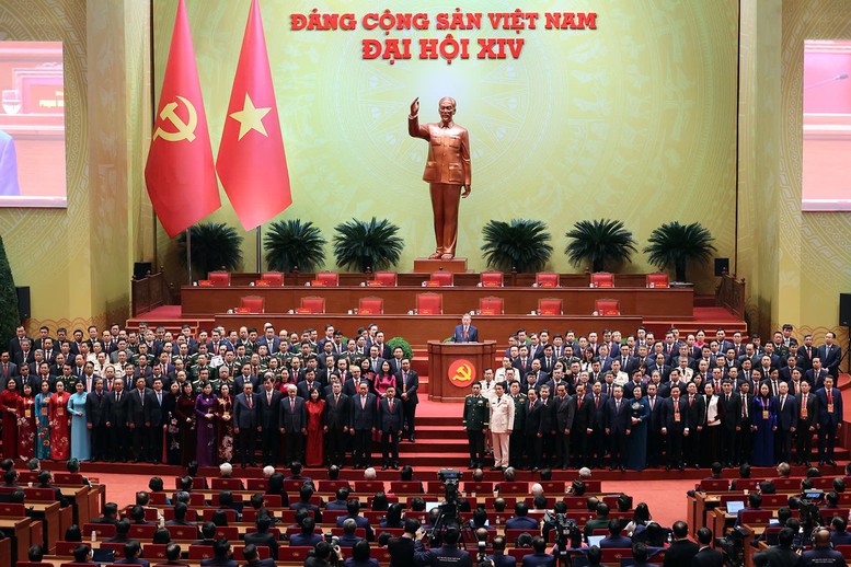 Các Ủy viên Ban chấp hành Trung ương Đảng khóa XIV ra mắt tại Đại hội - Ảnh: VGP

