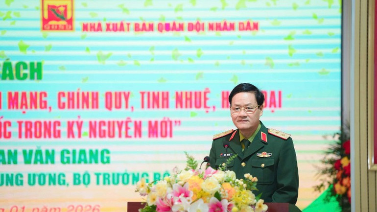Trung tướng Nguyễn Văn Đức, Cục trưởng Cục Tuyên huấn, Tổng cục Chính trị Quân đội nhân dân Việt Nam phát biểu.