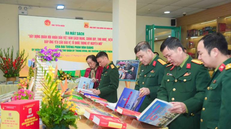 Các đại biểu tham quan không gian trưng bày sách.