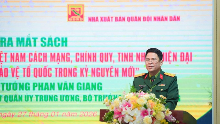 Đại tá Phạm Văn Trường, Giám đốc, Tổng Biên tập Nhà xuất bản Quân đội nhân dân phát biểu.