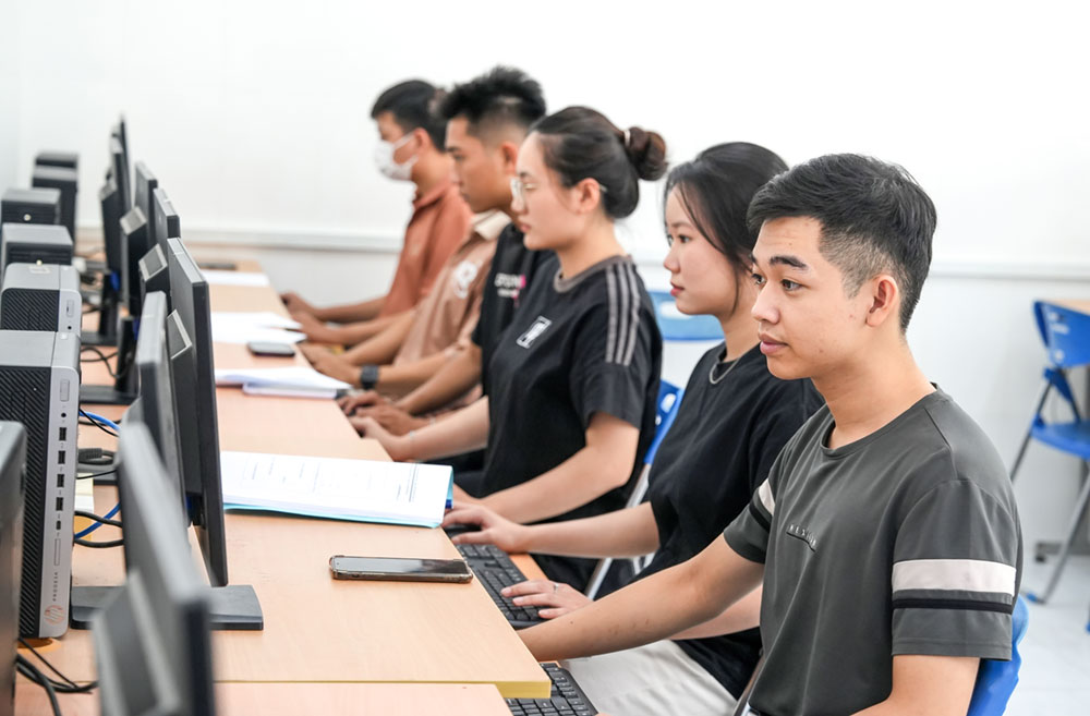 Sinh viên rèn luyện kỹ năng, tác phong học tập trong môi trường hiện đại- nền tảng để phấn đấu đạt các danh hiệu sinh viên tiêu biểu.