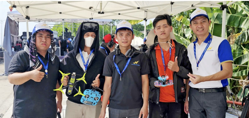 Khoảng 40 sinh viên Trường ĐH Lạc Hồng phục vụ cho sự kiện giao thừa tại phường Trấn Biên (Đồng Nai) - Ảnh: NVCC