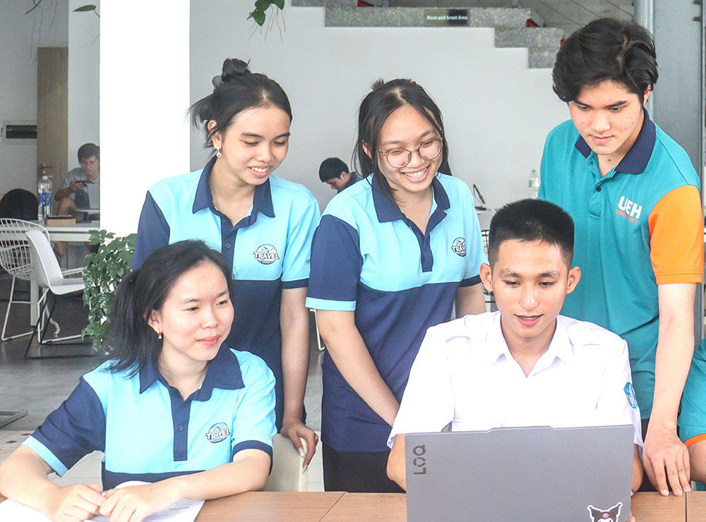 Phước Đạt (ngồi bên phải) cho rằng, việc học không chỉ để lấy điểm cao, mà là hành trình mở rộng tri thức, rèn bản lĩnh.