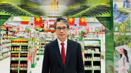 Tham tán thương mại Vũ Anh Sơn, Trưởng Thương vụ Việt Nam tại Pháp.