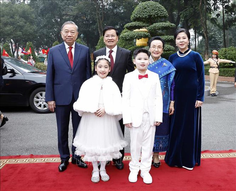 Tổng Bí thư Tô Lâm và Phu nhân cùng Tổng Bí thư, Chủ tịch nước Lào Thongloun Sisoulith và Phu nhân - Ảnh: Thống Nhất/TTXVN

