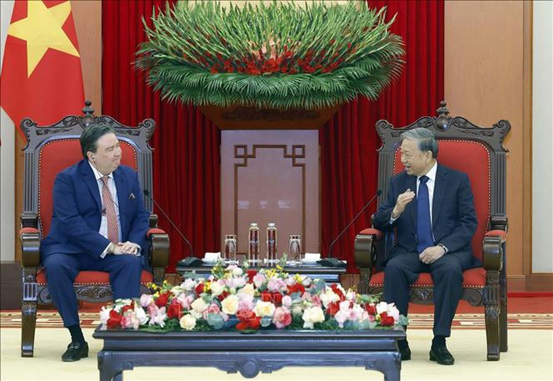 Tổng Bí thư Tô Lâm vui mừng chia sẻ với Đại sứ Knapper một số thành tựu nổi bật mà Việt Nam đã đạt được từ Đại hội Đảng lần thứ 13 đến nay - Ảnh: TTXVN