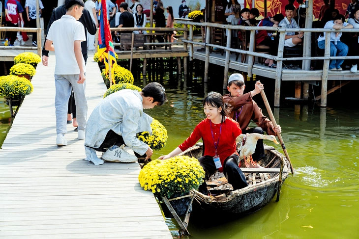 Du khách trải nghiệm đi thuyền bắt vịt, chơi các trò chơi dân gian ở làng nghề Nha Trang xưa - Ảnh: T.HOÀI
