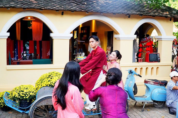 Giới trẻ Nha Trang check-in các điểm trang trí Tết xưa - Ảnh: T.HOÀI