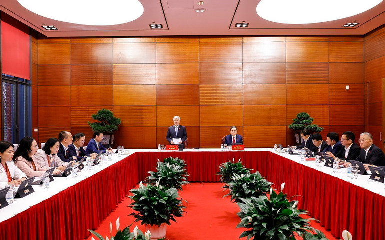 Đoàn đại biểu Đảng bộ Quốc hội thảo luận các văn kiện Đại hội tại Đoàn. (Ảnh: TTXVN)