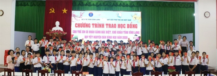 Trao 100 suất học bổng cho trẻ em có hoàn cảnh khó khăn