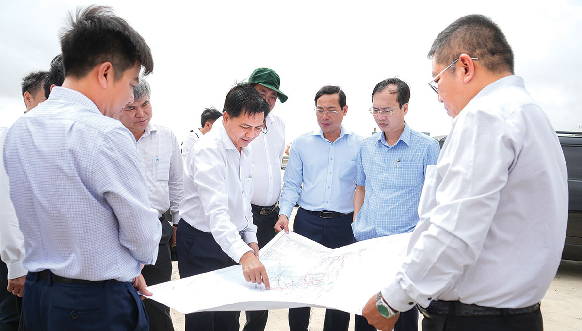 Đồng chí Trần Văn Lâu- Ủy viên Trung ương Đảng, Bí thư Tỉnh ủy cùng đoàn công tác khảo sát tại Khu kinh tế Định An. Ảnh: THIÊN DUYÊN