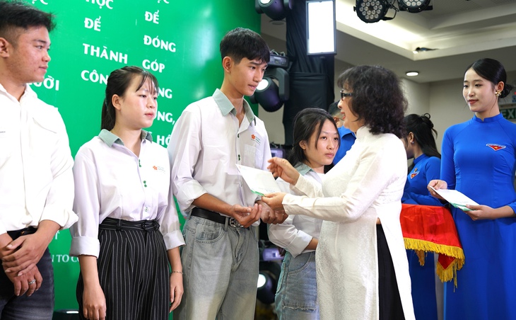 TS Nguyễn Thị Anh Đào - Hiệu trưởng Trường đại học Đông Á - lì xì đầu năm, hỗ trợ sinh viên vùng lũ miền Trung - Ảnh: N.T.

