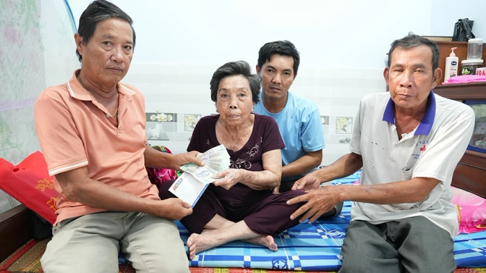 Trao tiền bạn đọc hỗ trợ bà Nguyễn Thị Năm