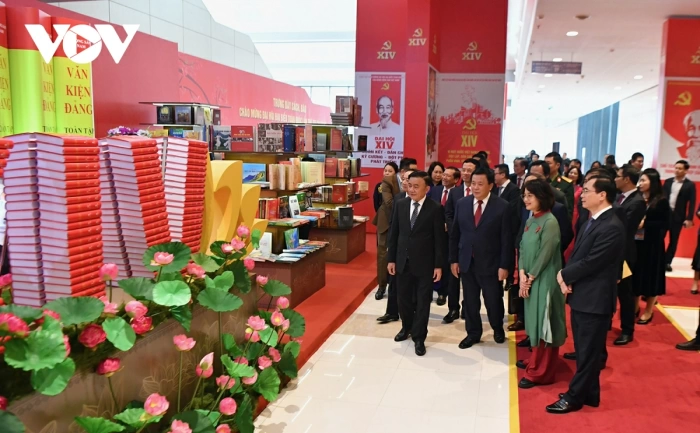 Lãnh đạo Đảng, Nhà nước tham quan triển lãm và lễ phát hành tem chào mừng Đại hội