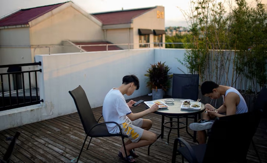 Trung Quốc tăng cường quản lý xu hướng “người lớn hóa” trong các video ngắn dành cho trẻ em. Ảnh: Reuters