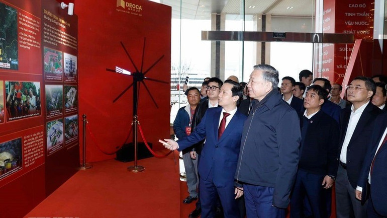 Tổng Bí thư Tô Lâm và các đại biểu tham quan không gian trưng bày ảnh về Ban Chấp hành Đảng bộ tỉnh Cao Bằng. (Ảnh: Thống Nhất/TTXVN)