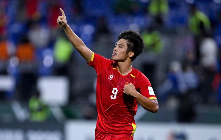 Quốc Việt ăn mừng chiến thắng sau khi ghi bàn vào lưới U23 Hàn Quốc.
