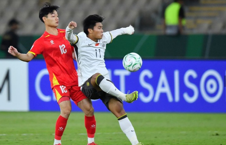 Các cầu thủ U23 Việt Nam (trái) cần phải vượt qua áp lực, hướng về phía trước... (Ảnh: AFC)

