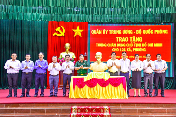 Thiếu tướng Nguyễn Văn Tiền- Phó Tư lệnh Quân khu 9 và lãnh đạo tỉnh thực hiện nghi thức trao tặng tượng chân dung Chủ tịch Hồ Chí Minh cho các xã, phường trên địa bàn tỉnh.
